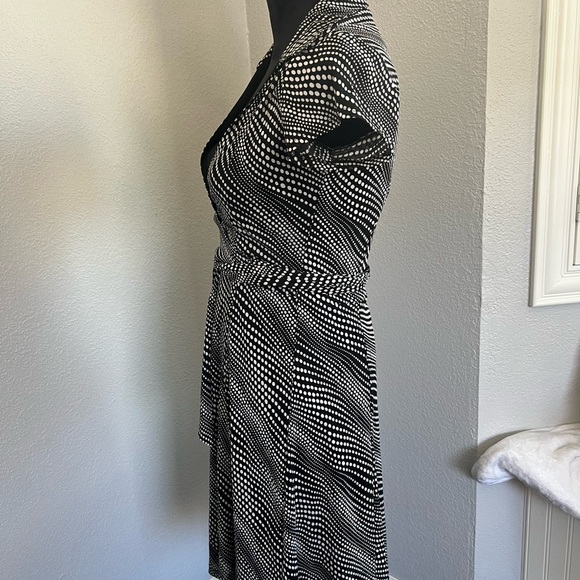 Elegant Black and White Midi Dress - Picture 3 of 9